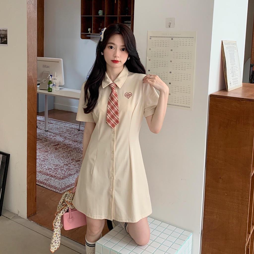 (Hàng Quảng Châu CC) Đầm Sơ Mi Phối Cà Vạt Caro Tay Ngắn Form Dáng Basic Năng Động Thêu Tim Trên Ngực