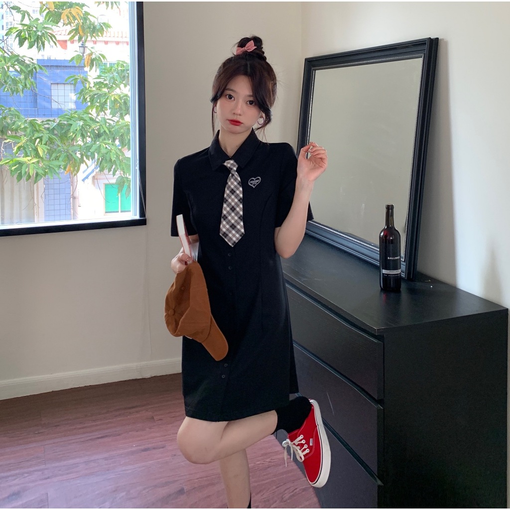 (Hàng Quảng Châu CC) Đầm Sơ Mi Phối Cà Vạt Caro Tay Ngắn Form Dáng Basic Năng Động Thêu Tim Trên Ngực