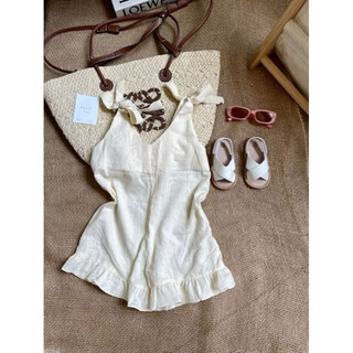 Bodysuit bé gái màu kem dáng yếm buộc nơ