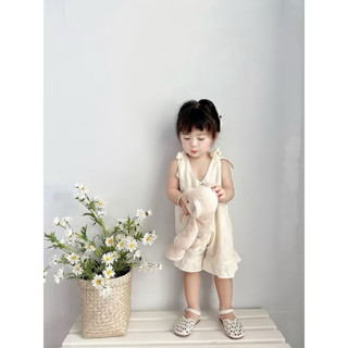 Bodysuit bé gái màu kem dáng yếm buộc nơ