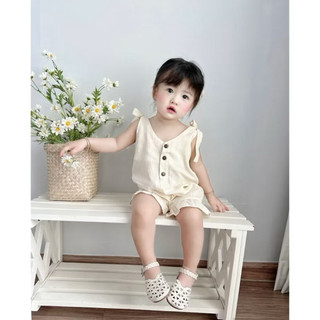 Bodysuit bé gái màu kem dáng yếm buộc nơ