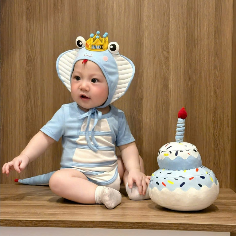 Tặng tất- Bodysuit Rắn- Bé Na Kèm Bánh, Mũ đội vương miệng cho bé mặc đầy tháng,đuôi dài, chụp ảnh đẹp cho bé 5-13kg