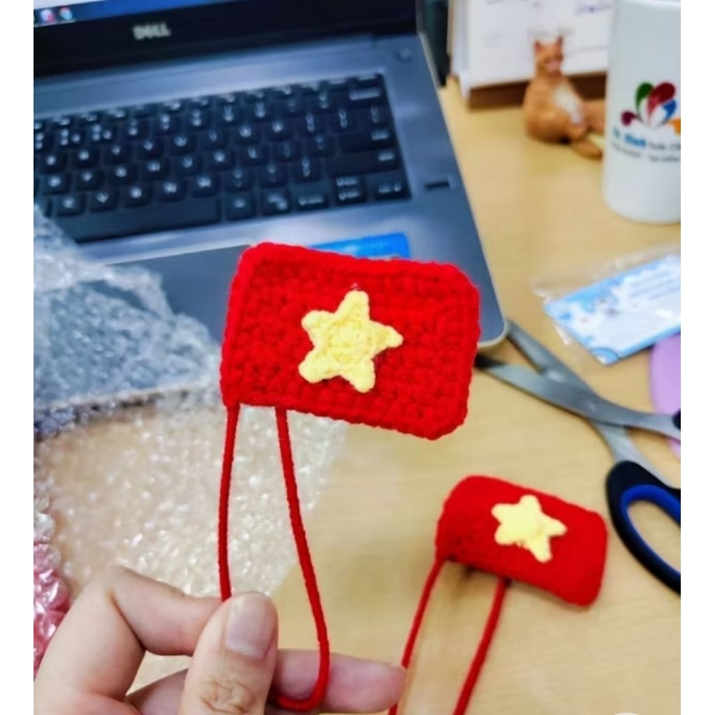 Cờ Việt Nam Gắn Kính Xe , Tay Lái Xe ,Cờ Đỏ Sao Vàng Len Handmade
