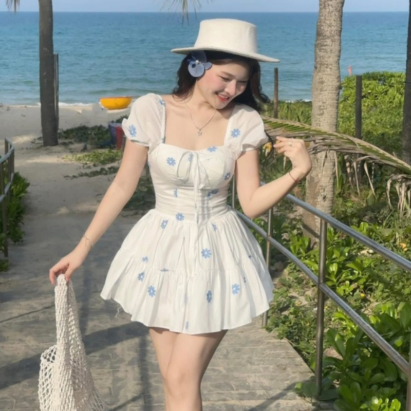 Đầm trắng nữ hoa nhí xanh dáng xòe tay bồng, váy tiểu thư phong cách Hàn Quốc đi biển, dạo phố HCOM26105
