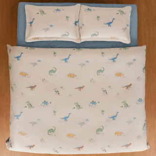 Mẫu chăn ga Everon cho bé hình khủng long "Cuộc phiêu lưu của Cổ Dài & Ba Sừng" CPC 26204 cotton