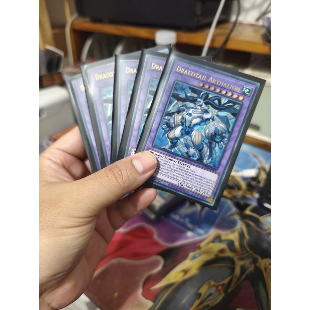 Carta YuGiOh Dracotail Arthalion Ultra Rara 1ª Edición - JUSH-EN006 Justice Hunters (inglés)