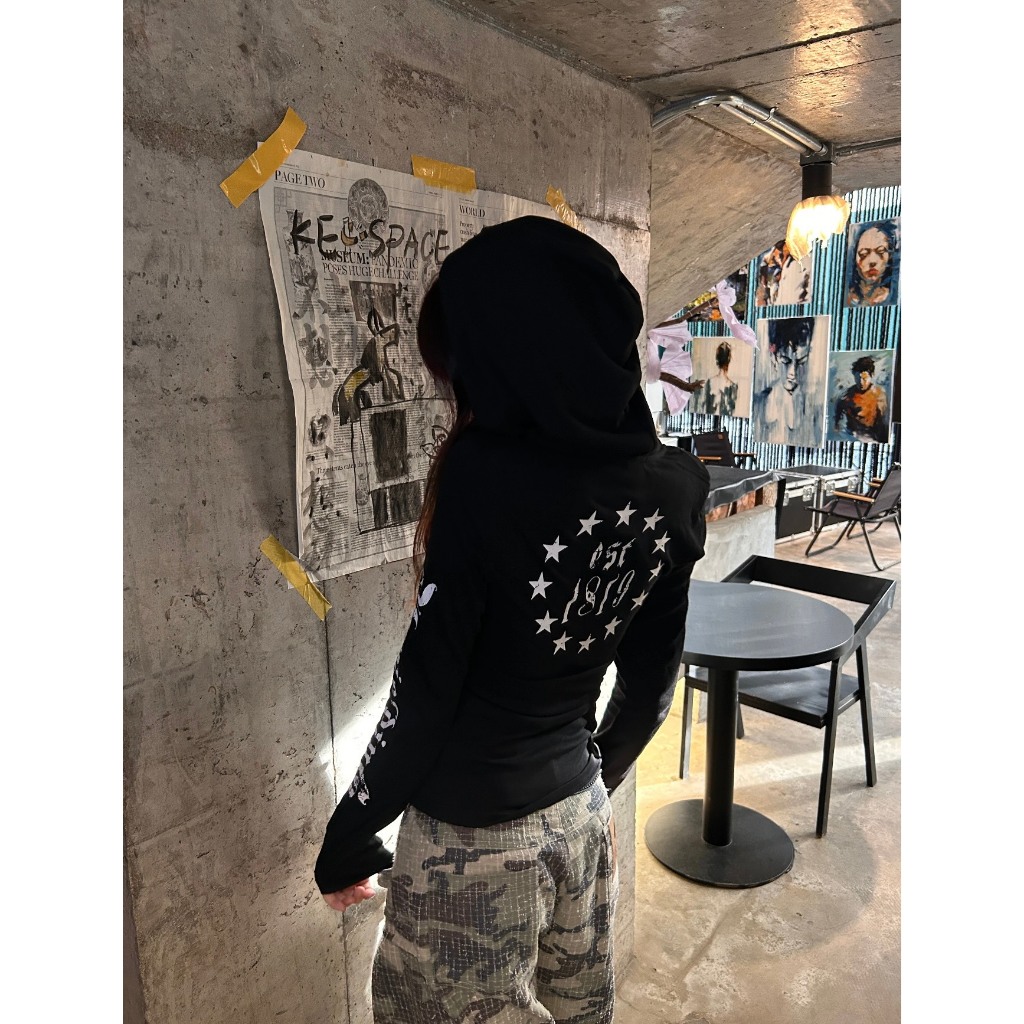 (sẵn)Áo dài tay mỏng dáng hoodie cổ khuy cài hoạ chất thun giấy tiết chữ cá tính màu trắng đen ATDT035 - Tiktik