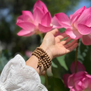 Vòng tay trầm hương tự nhiên 108 hạt cao cấp “Đại Cát” TRACY GIFTS, 25-36 năm, phong thủy sang trọng