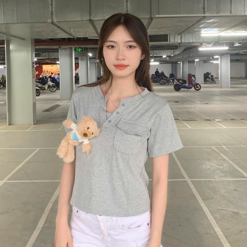 Áo thun dáng baby tee Dáng Ngắn Ôm Fom vừa thiết kế kiểu túi nắp, cách điệu cổ cúc chạy diễu gân mẫu mới 2025