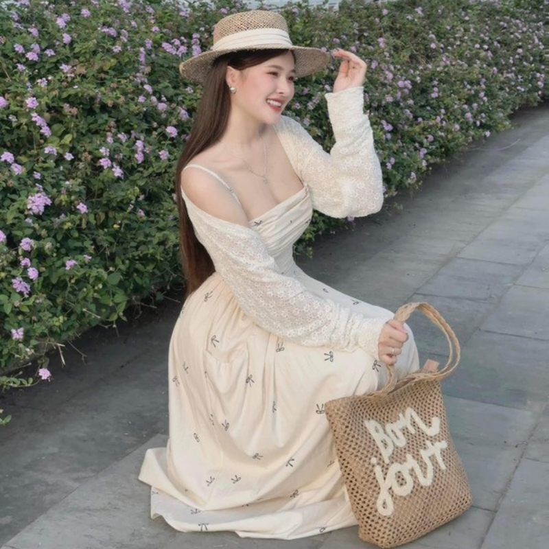 Đầm maxi hai dây kem phối tay ren dài họa tiết nơ nhỏ, váy nữ vintage đi biển nhẹ nhàng HCOM25494