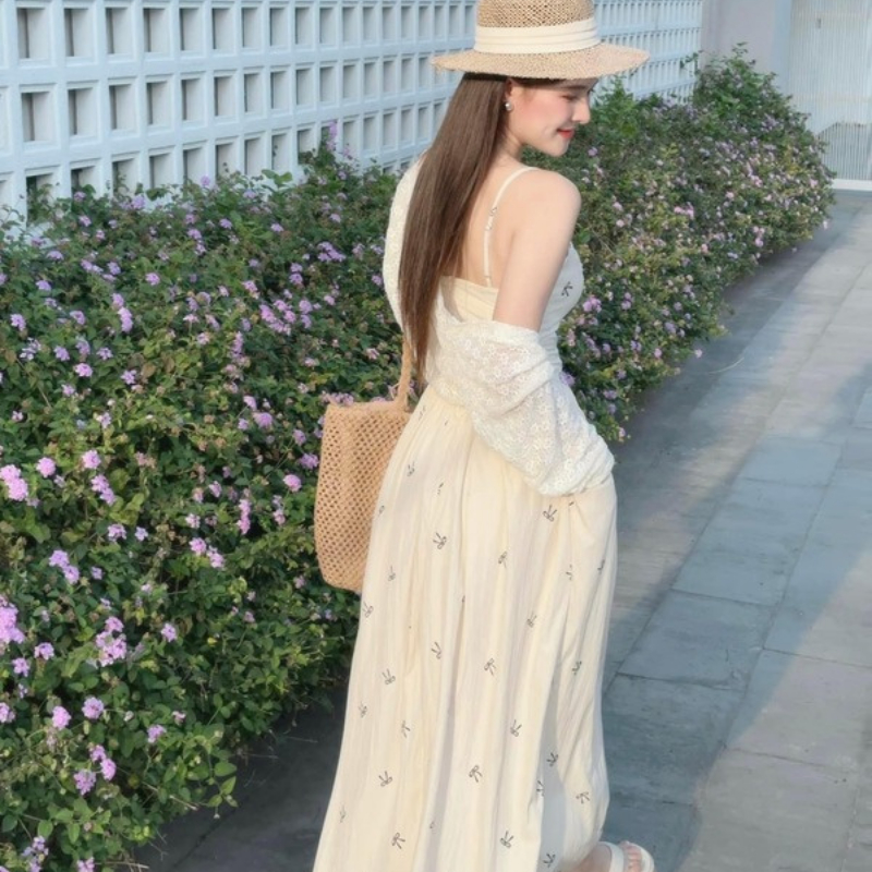 Đầm maxi hai dây kem phối tay ren dài họa tiết nơ nhỏ, váy nữ vintage đi biển nhẹ nhàng HCOM25494