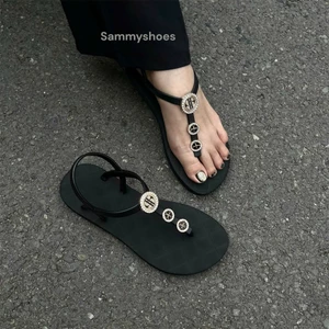 Giày sandal nữ quai mảnh chất liệu cao su gắn charm đồng tiền và cỏ 4 lá đem lại may mắn Sammyshoes