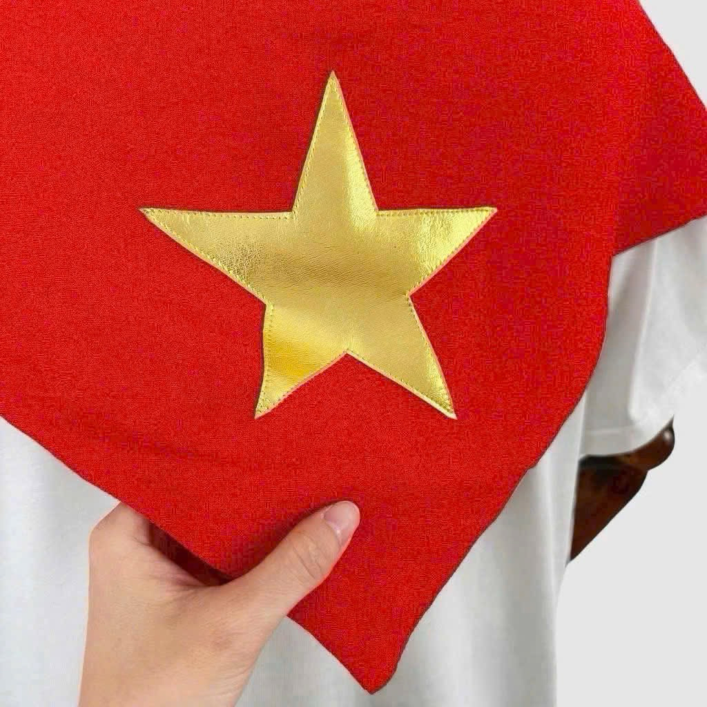 Khăn quàng cổ trẻ em cờ đỏ sao vàng H2 Studio hình tam giác yêu nước 2/9 siêu xinh