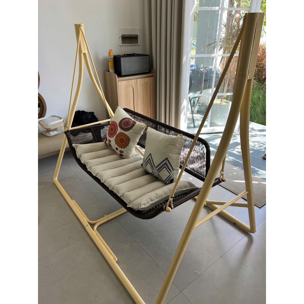 Xích đu cánh én HEALHOMES mây nhựa cao cấp trang trí sân vườn quán cafe sang trọng