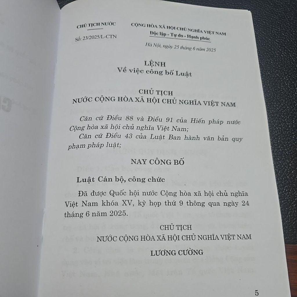 Sách - Luật cán bộ công chức năm 2025 (NXB Chính trị quốc gia Sự thật)
