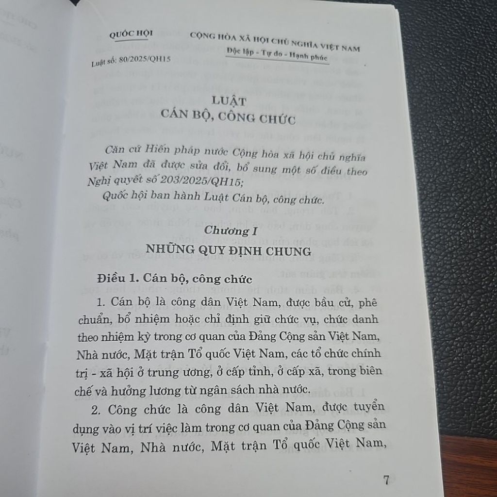 Sách - Luật cán bộ công chức năm 2025 (NXB Chính trị quốc gia Sự thật)