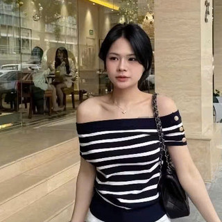 Áo Trễ Vai Len Kẻ MTG Cúc Đồng Nổi Bật Dễ Thương Basic