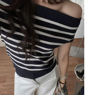 Áo Trễ Vai Len Kẻ MTG Cúc Đồng Nổi Bật Dễ Thương Basic