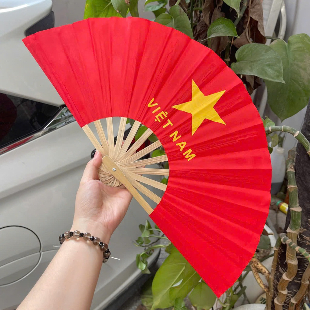Quạt cờ đỏ sao vàng cầm tay , quạt vải lụa cờ Tổ Quốc đẹp cán gỗ , quạt biểu diễn phụ kiện concert quốc gia của nhà XUZI
