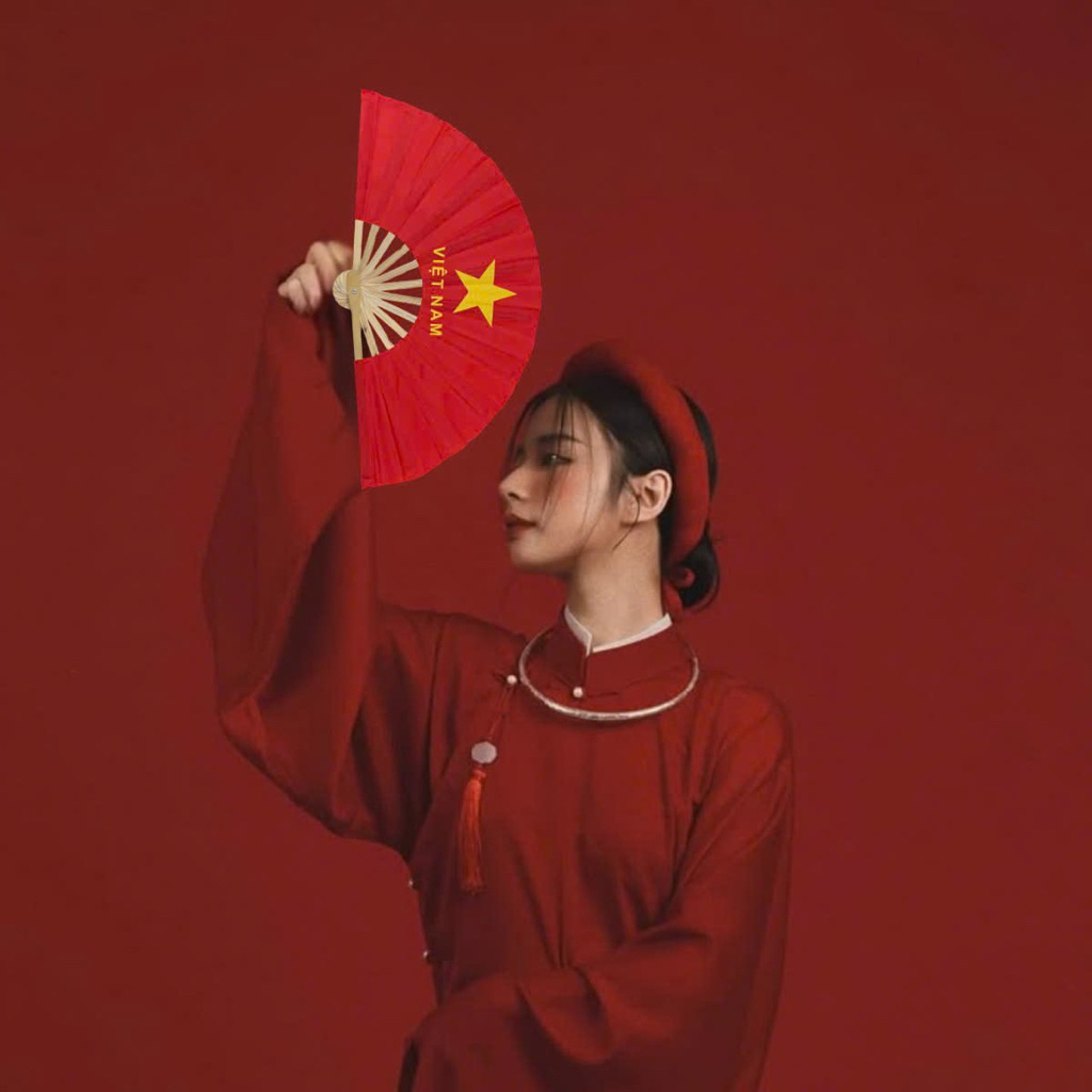 Quạt cờ đỏ sao vàng cầm tay , quạt vải lụa cờ Tổ Quốc đẹp cán gỗ , quạt biểu diễn phụ kiện concert quốc gia của nhà XUZI