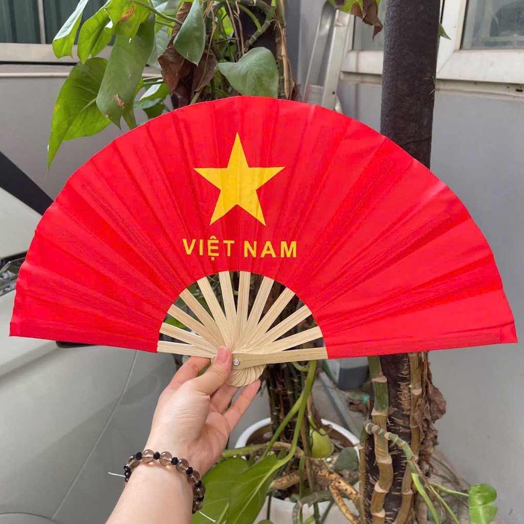 Quạt cờ đỏ sao vàng cầm tay , quạt vải lụa cờ Tổ Quốc đẹp cán gỗ , quạt biểu diễn phụ kiện concert quốc gia của nhà XUZI