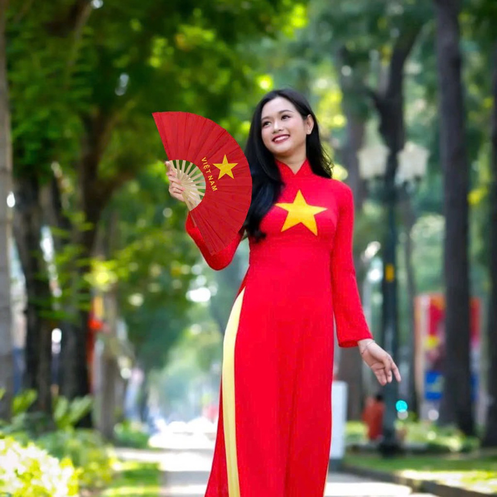Quạt cờ đỏ sao vàng cầm tay , quạt vải lụa cờ Tổ Quốc đẹp cán gỗ , quạt biểu diễn phụ kiện concert quốc gia của nhà XUZI