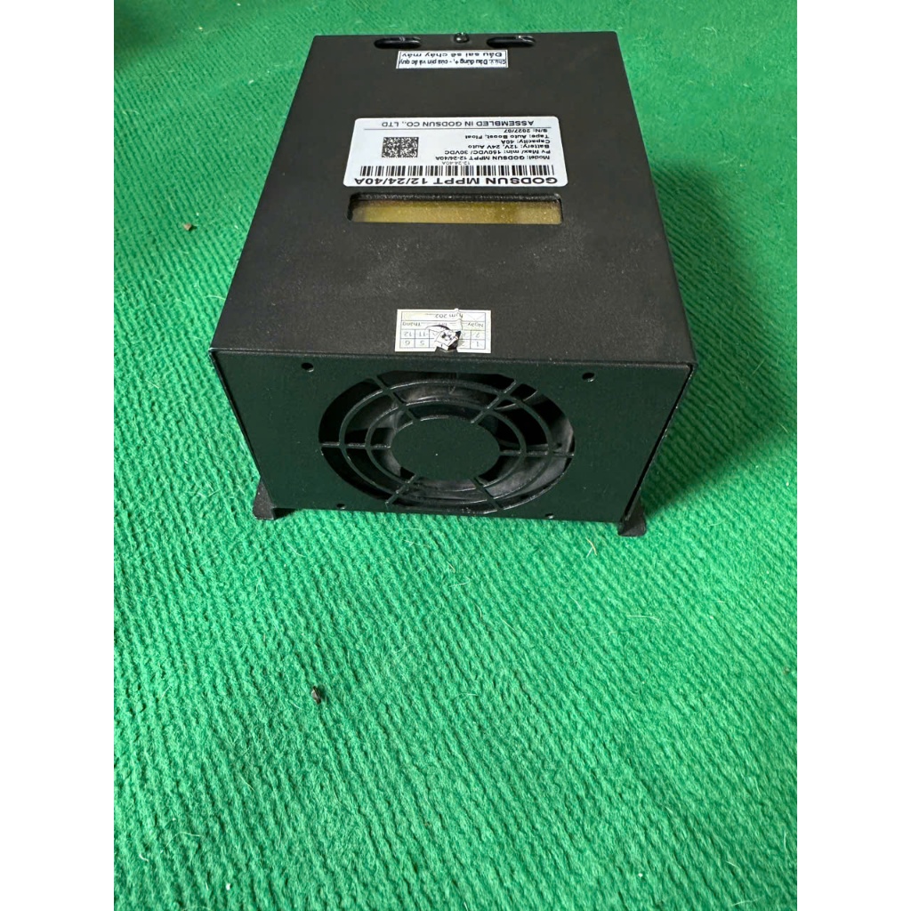 Sạc năng lượng mặt trời MPPT Hiệu suất cao, bảo vệ quá dòng, LCD hiển thị 40A 12V/24V