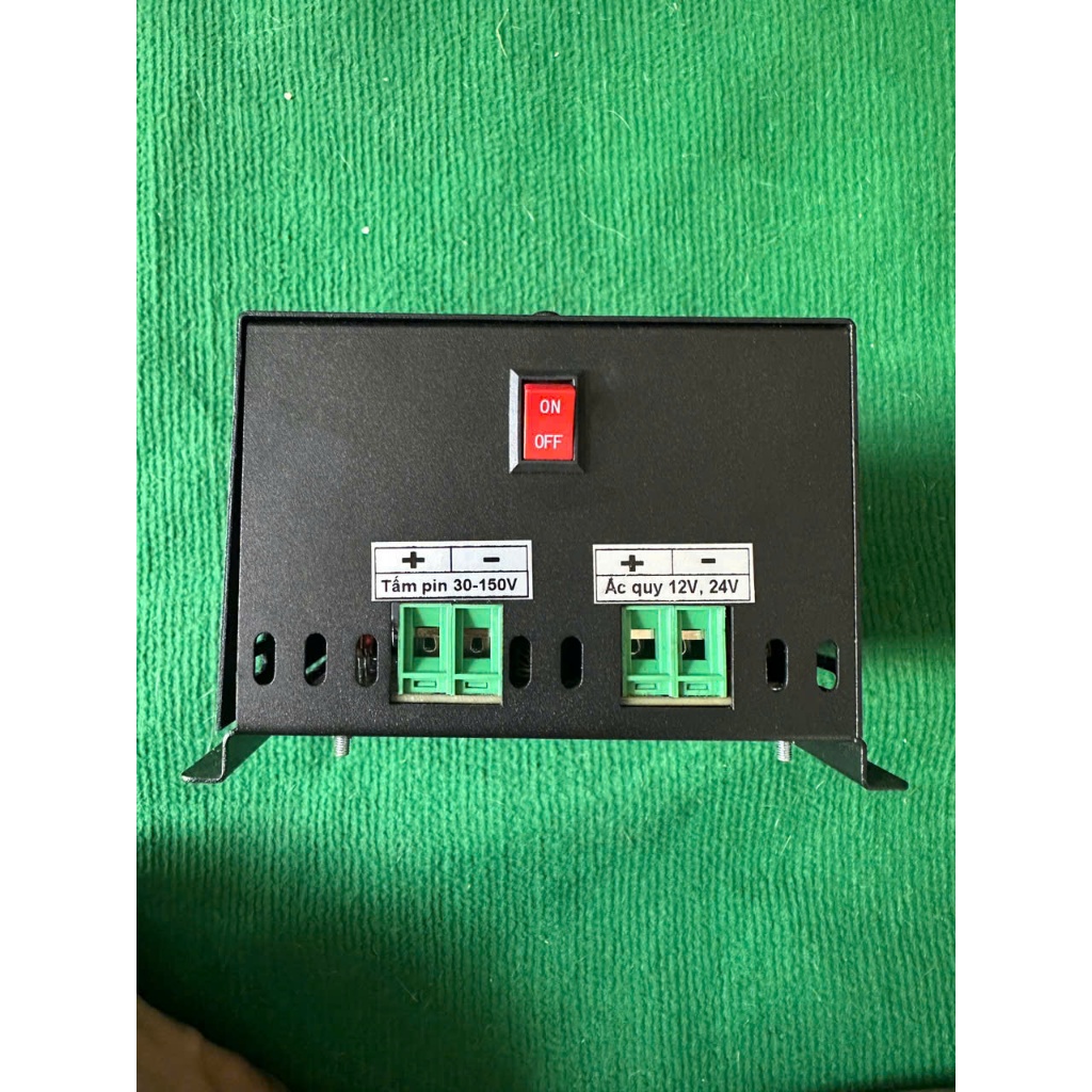Sạc năng lượng mặt trời MPPT Hiệu suất cao, bảo vệ quá dòng, LCD hiển thị 40A 12V/24V