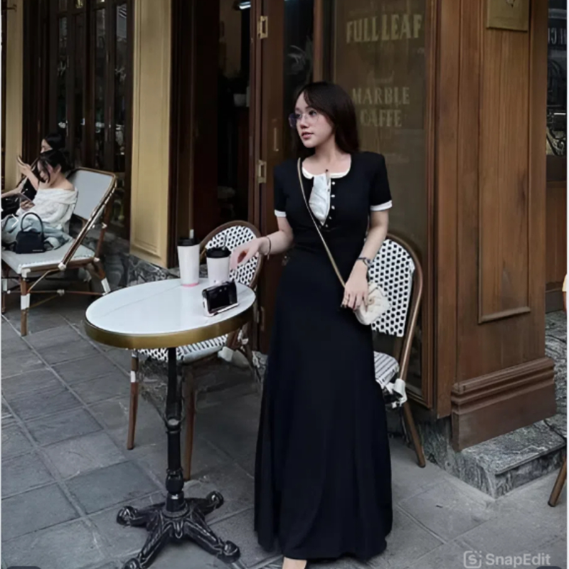 Váy nữ maxi đen phối trắng cổ tròn tay ngắn, dáng ôm nhẹ, phong cách thanh lịch Hàn Quốc HCOM25848