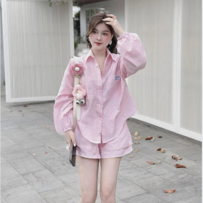 Đồ bộ sơ mi dài tay quần short nữ màu hồng sọc nhỏ, form rộng, phong cách trẻ trung Hàn Quốc dễ thương HCOM25379