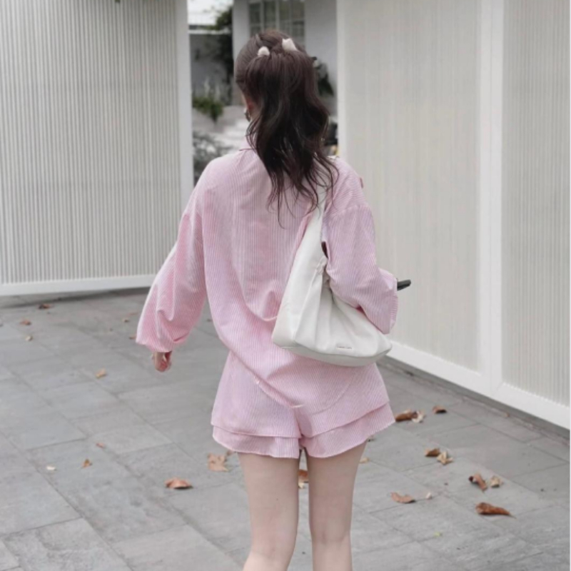 Đồ bộ sơ mi dài tay quần short nữ màu hồng sọc nhỏ, form rộng, phong cách trẻ trung Hàn Quốc dễ thương HCOM25379