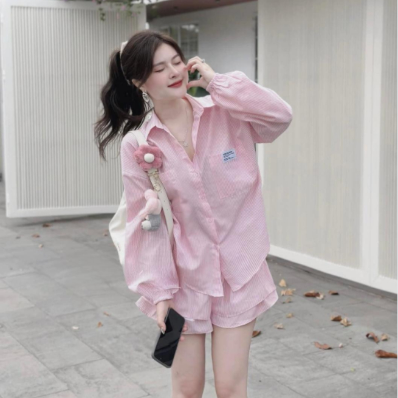 Đồ bộ sơ mi dài tay quần short nữ màu hồng sọc nhỏ, form rộng, phong cách trẻ trung Hàn Quốc dễ thương HCOM25379
