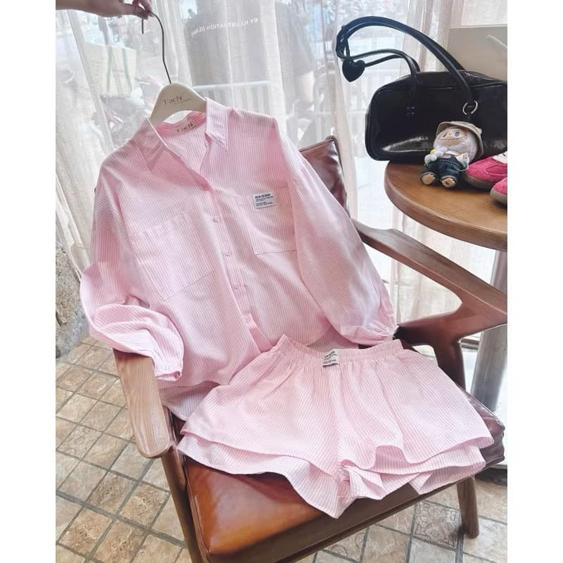 Đồ bộ sơ mi dài tay quần short nữ màu hồng sọc nhỏ, form rộng, phong cách trẻ trung Hàn Quốc dễ thương HCOM25379