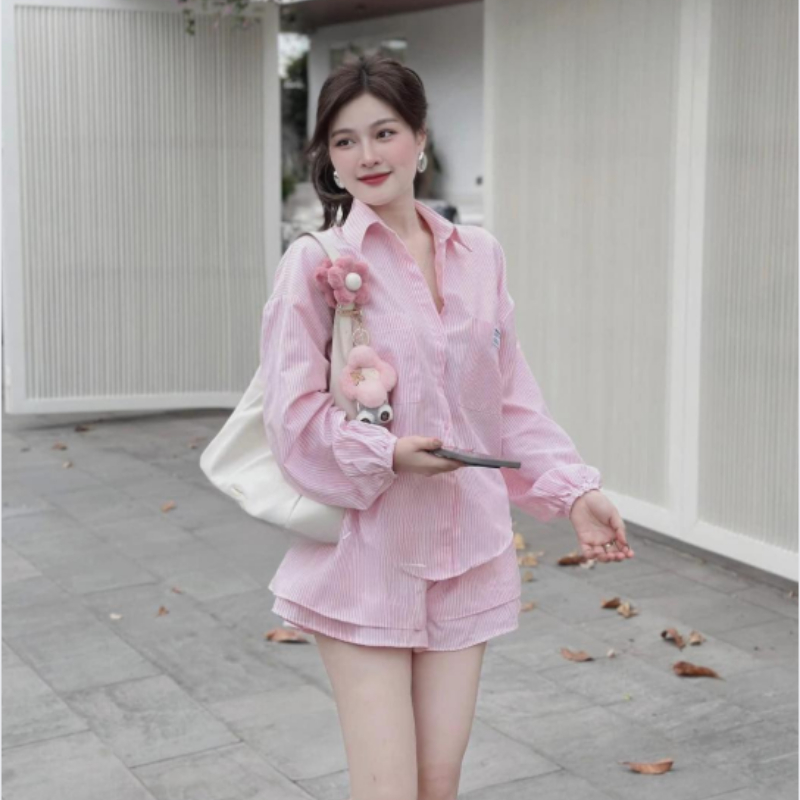 Đồ bộ sơ mi dài tay quần short nữ màu hồng sọc nhỏ, form rộng, phong cách trẻ trung Hàn Quốc dễ thương HCOM25379