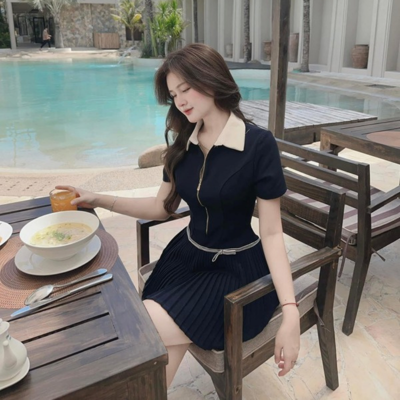 Đầm xòe ngắn tay cổ bẻ phối kem mix váy xếp ly xanh navy, phong cách Hàn Quốc nữ tính HCOM25824