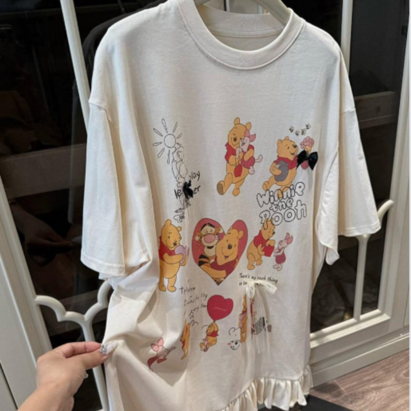 Váy thun dáng rộng tay lỡ, họa tiết gấu Pooh dễ thương, viền bèo lai phong cách trẻ trung xinh xắn HCOM26119