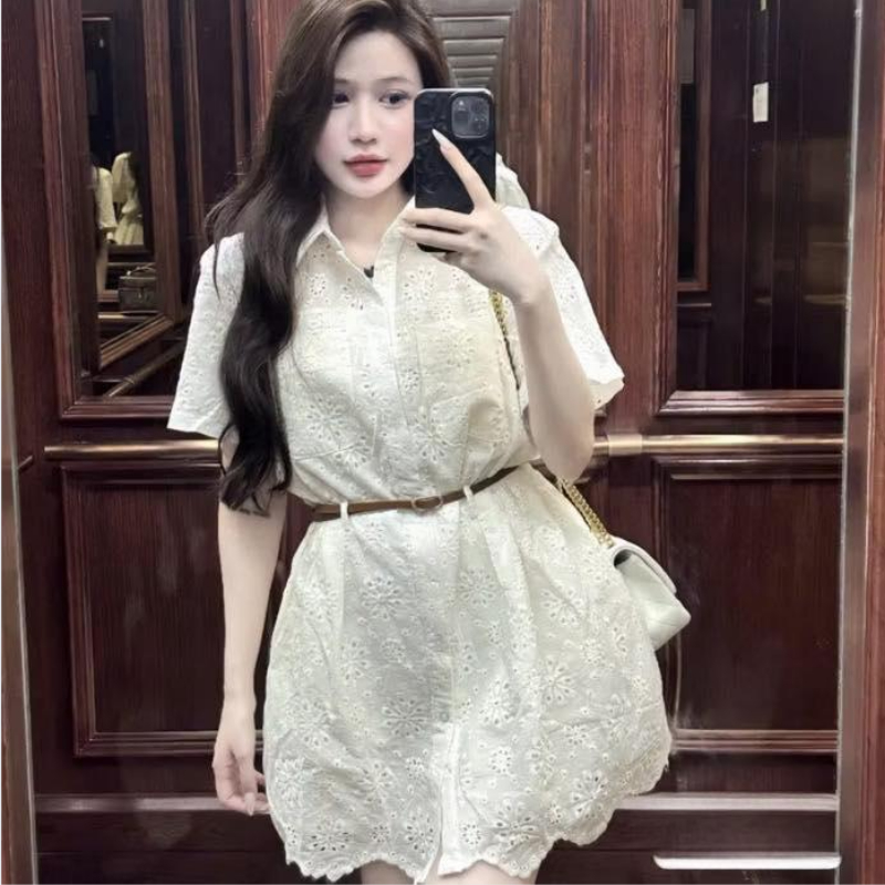 Đầm sơ mi ren trắng dáng ngắn, tay ngắn, váy nữ hoạ tiết ren hoa phong cách nữ tính trẻ trung HCOM26093