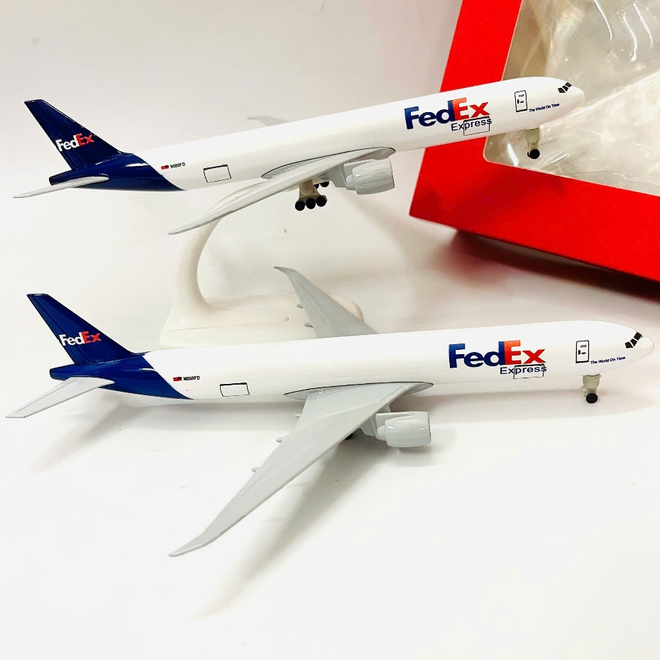 Mô Hình Máy Bay FedEx Cargo Express Boeing B777 Tỉ Lệ 1:400 Hợp Kim Phiên Bản Cao Cấp Có Bánh Xe + Đế Trưng Bày