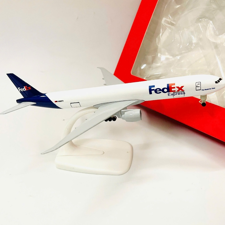 Mô Hình Máy Bay FedEx Cargo Express Boeing B777 Tỉ Lệ 1:400 Hợp Kim Phiên Bản Cao Cấp Có Bánh Xe + Đế Trưng Bày