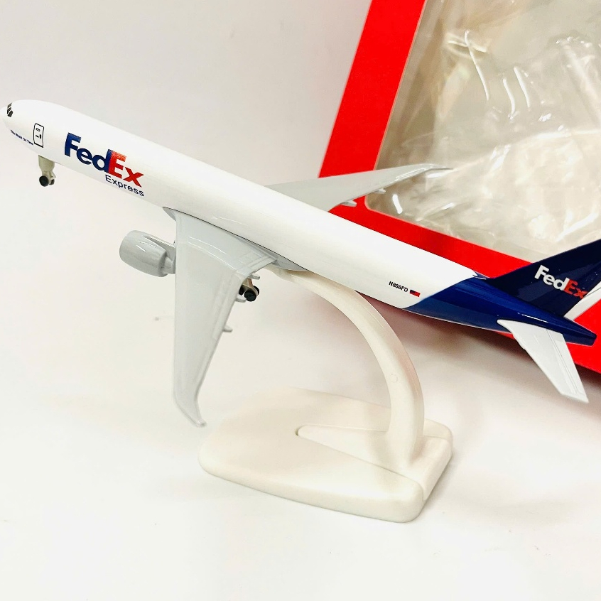 Mô Hình Máy Bay FedEx Cargo Express Boeing B777 Tỉ Lệ 1:400 Hợp Kim Phiên Bản Cao Cấp Có Bánh Xe + Đế Trưng Bày