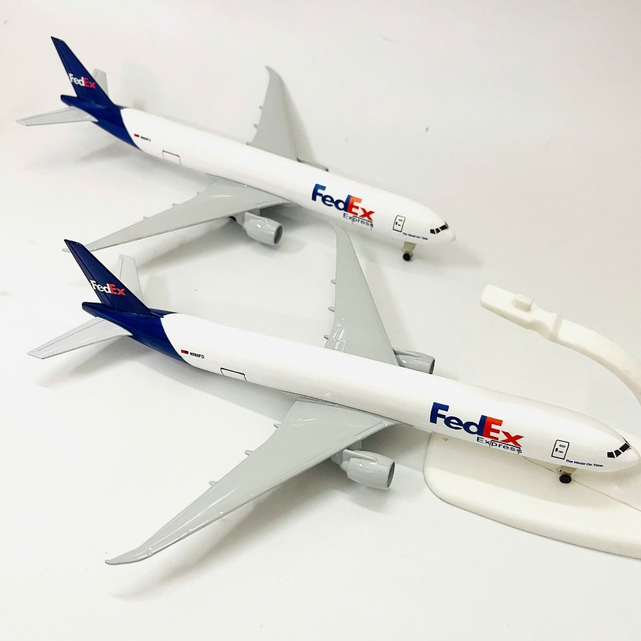 Mô Hình Máy Bay FedEx Cargo Express Boeing B777 Tỉ Lệ 1:400 Hợp Kim Phiên Bản Cao Cấp Có Bánh Xe + Đế Trưng Bày