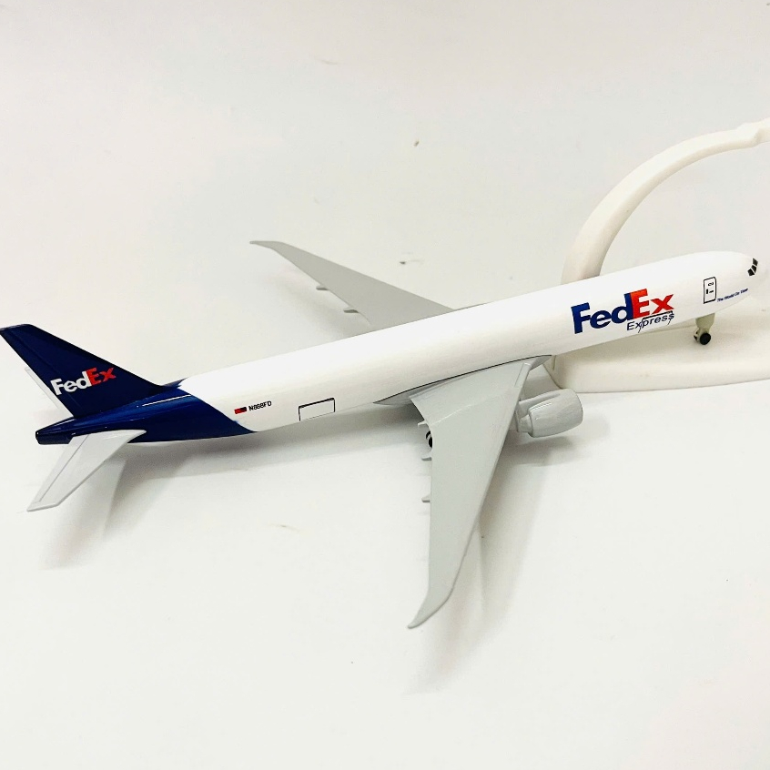 Mô Hình Máy Bay FedEx Cargo Express Boeing B777 Tỉ Lệ 1:400 Hợp Kim Phiên Bản Cao Cấp Có Bánh Xe + Đế Trưng Bày