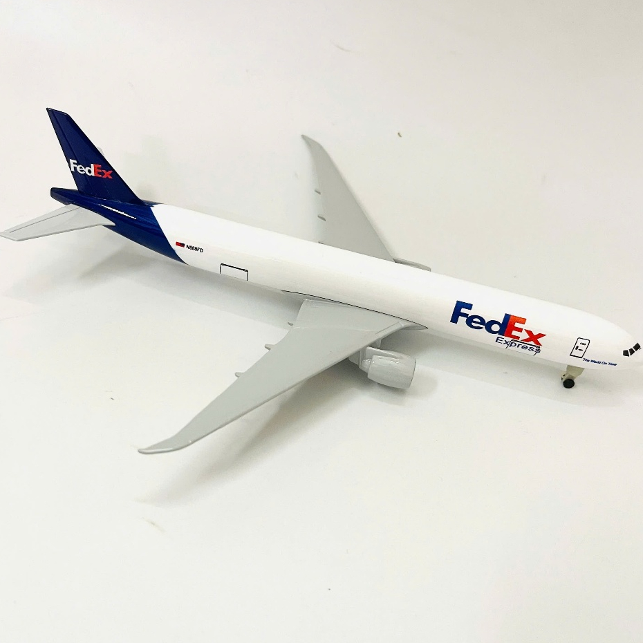 Mô Hình Máy Bay FedEx Cargo Express Boeing B777 Tỉ Lệ 1:400 Hợp Kim Phiên Bản Cao Cấp Có Bánh Xe + Đế Trưng Bày