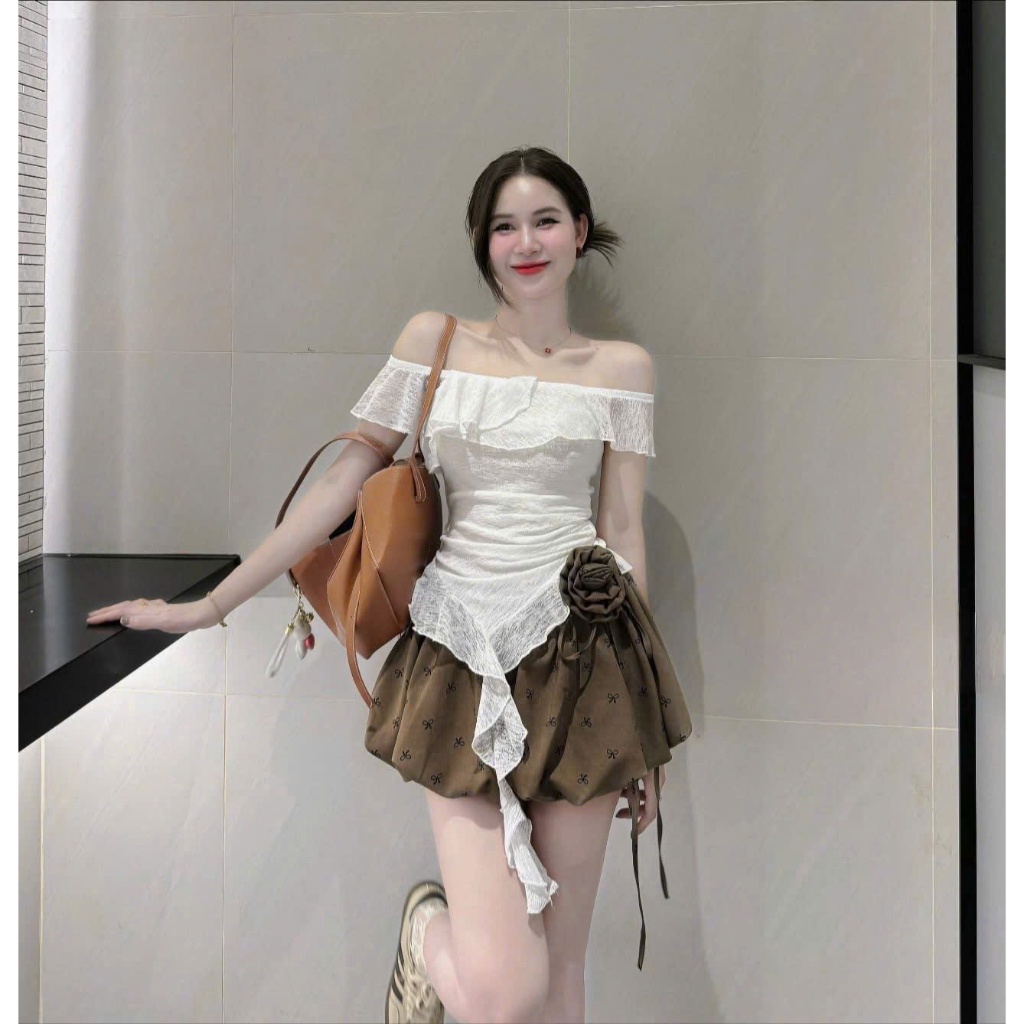 Bộ nữ bèo áo bozip trễ vai chiết eo bèo dây phối chân váy bí đính dây hoa trẻ trung, nữ tính