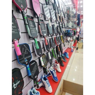 Móc treo vợt pickleball/ vợt bóng bàn chuyên dụng dành cho kệ rãnh âm (kệ slatwall)