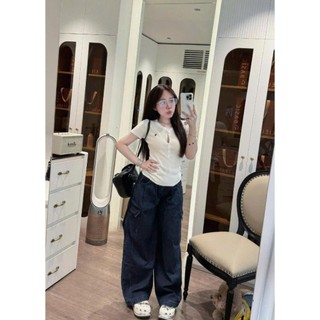 Set áo thun nữ thêu ngựa cúc dọc mix quần bò jean phối hai bên túi hộp cá tính