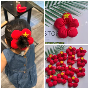 Cột tóc hình bông hoa, scrunchies hoa đỏ in sao vàng phù hợp với các ngày lễ của Quốc Tổ cho bé