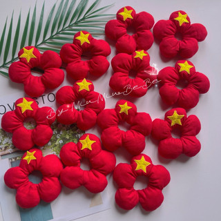 Cột tóc hình bông hoa, scrunchies hoa đỏ in sao vàng phù hợp với các ngày lễ của Quốc Tổ cho bé