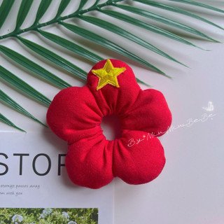 Cột tóc hình bông hoa, scrunchies hoa đỏ in sao vàng phù hợp với các ngày lễ của Quốc Tổ cho bé