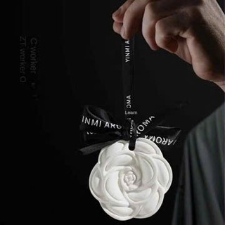 Sáp thơm thạch cao treo xe / phòng - Hương Trà Trắng (White Tea) - Thiết kế hoa hồng gốm sứ với nơ đen sang trọng